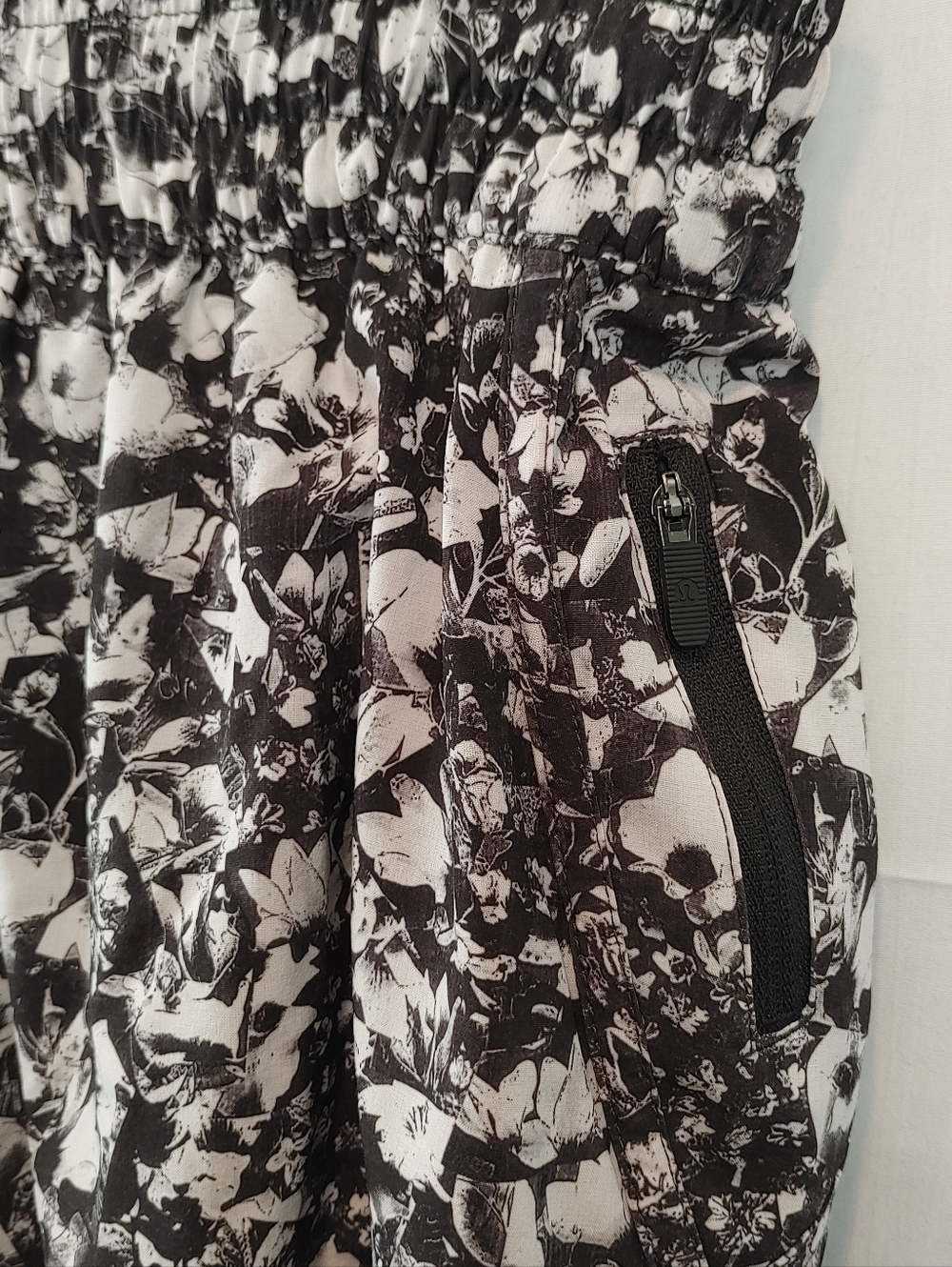 Lululemon Tracker Running Short V (4")Mash Up White /Black Floral Size 10 - Picture 2 of 14